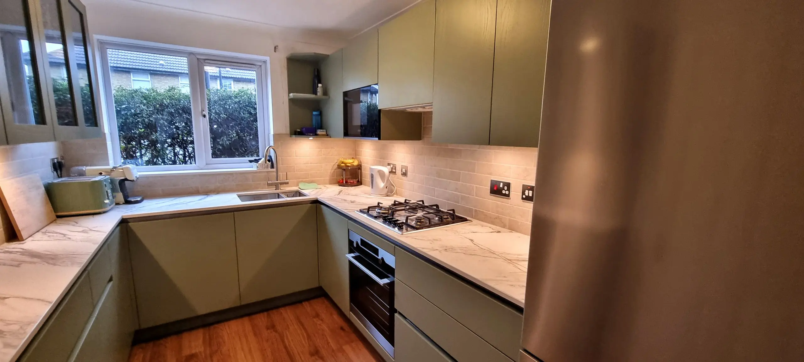 Lacquered handleless modern kitchen in a saturated bespoke colour