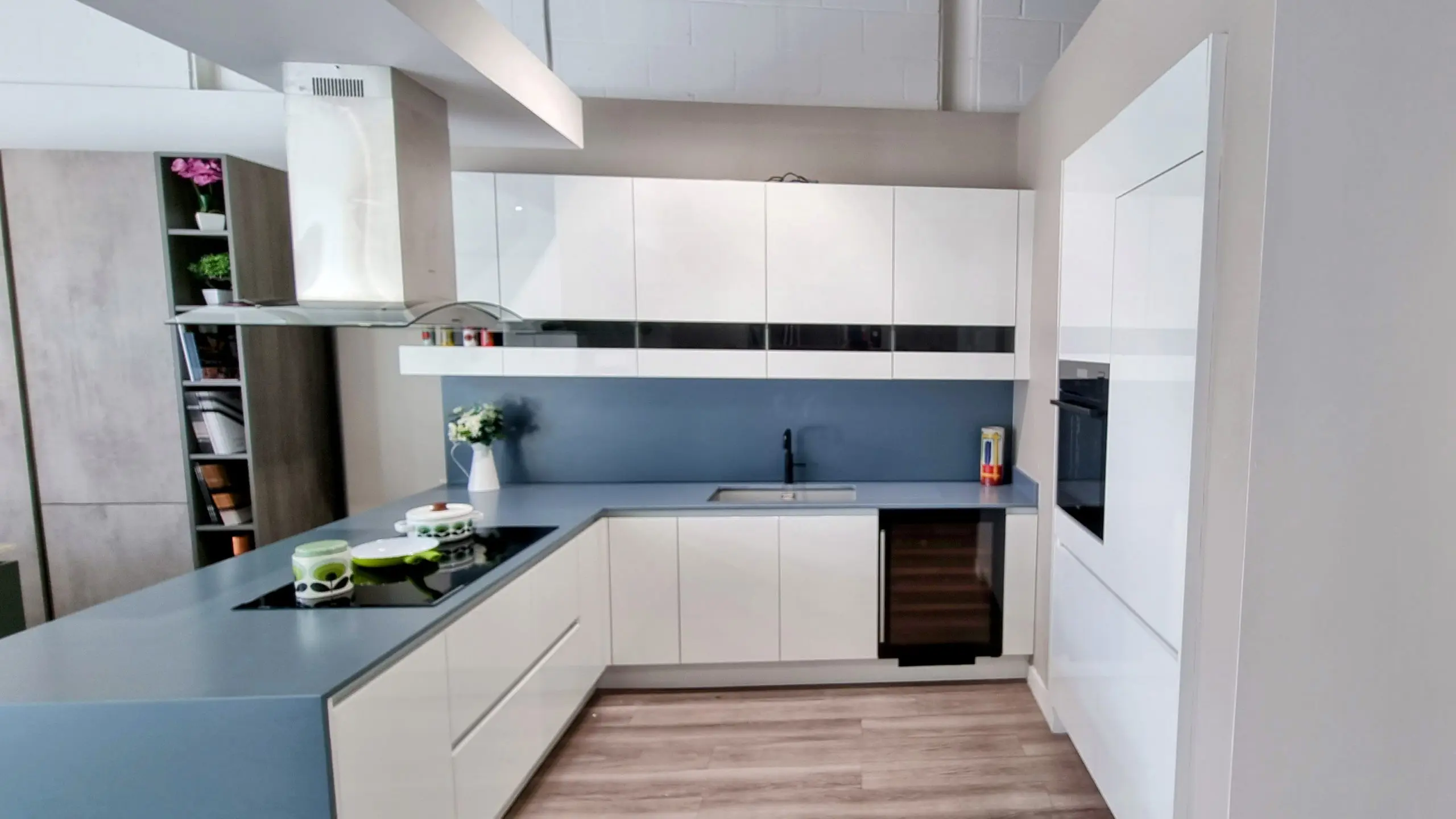 Gloss handleless modern kitchen in white with high-shine lacquer fronts